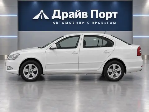 Skoda Octavia 2012, вид сбоку
