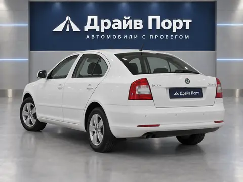 Skoda Octavia 2012, вид сзади