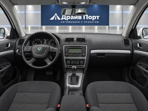 Skoda Octavia 2012, панель приборов