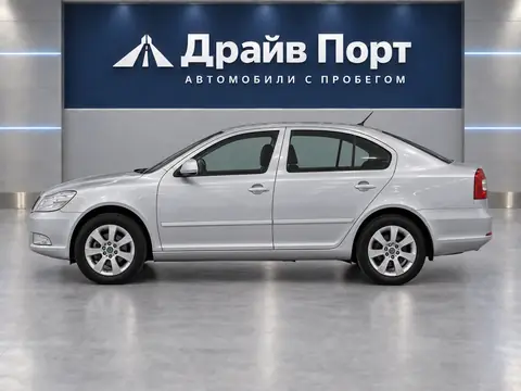 Skoda Octavia 2011, вид сбоку