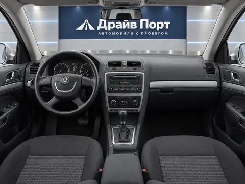 Skoda Octavia 2011, панель приборов