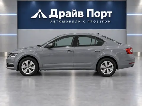 Skoda Octavia 2021, вид сбоку