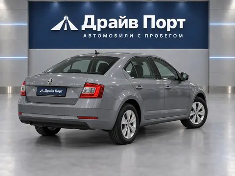 Skoda Octavia 2021, вид сзади