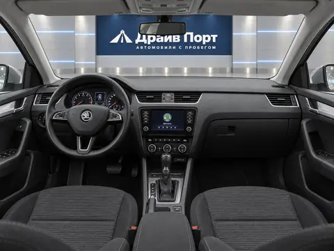 Skoda Octavia 2021, панель приборов