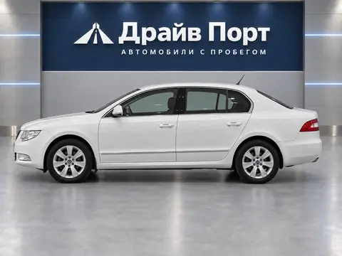 Skoda Superb 2011, вид сбоку