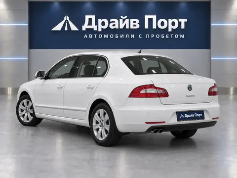 Skoda Superb 2011, вид сзади