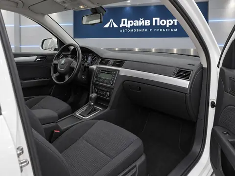 Skoda Superb 2011, салон