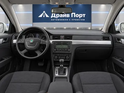 Skoda Superb 2011, панель приборов