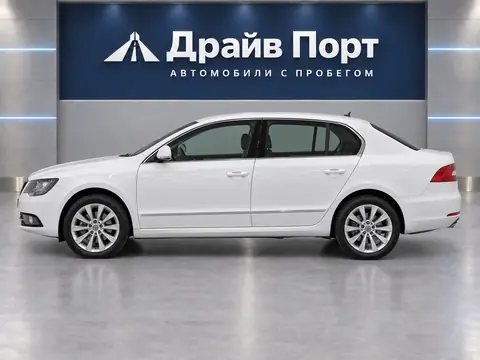 Skoda Superb 2014, вид сбоку