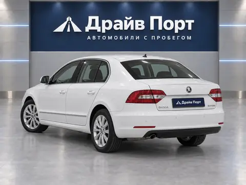 Skoda Superb 2014, вид сзади