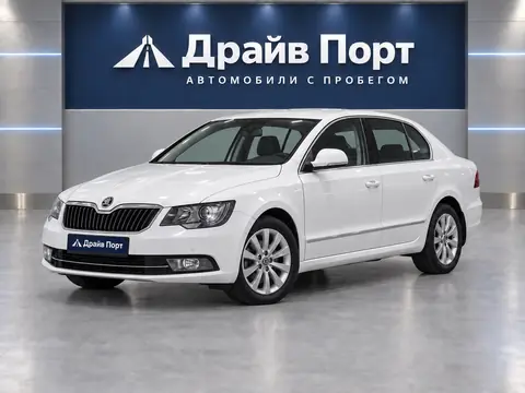 Skoda Superb 2014, вид спереди