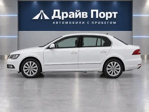 Skoda Superb 2014, вид сбоку