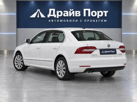 Skoda Superb 2014, вид сзади