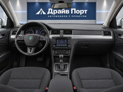 Skoda Superb 2014, панель приборов