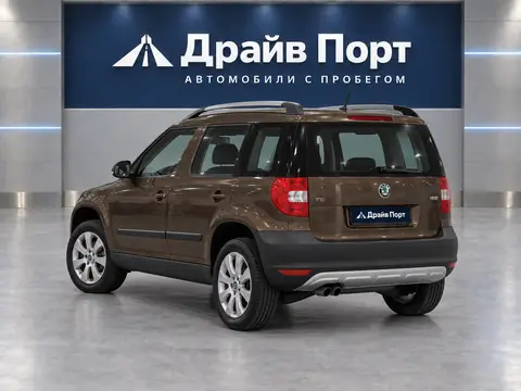 Skoda Yeti 2012, вид сзади