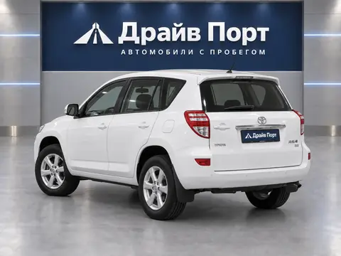 Toyota RAV4 2011, вид сзади