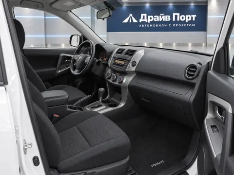 Toyota RAV4 2011, салон