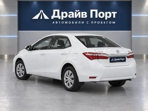 Toyota Corolla 2013, вид сзади