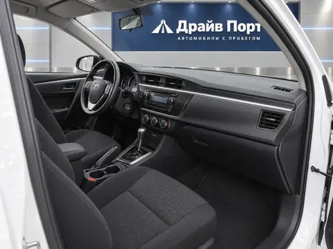 Toyota Corolla 2013, салон