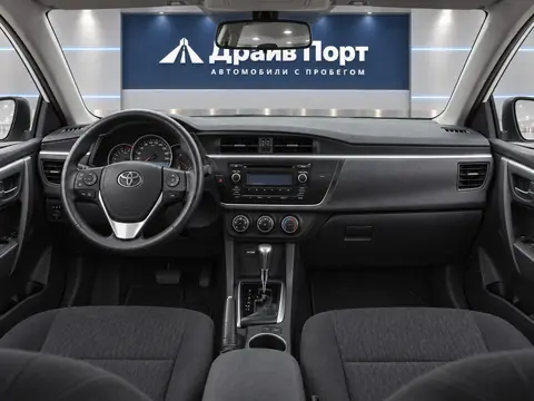 Toyota Corolla 2013, панель приборов