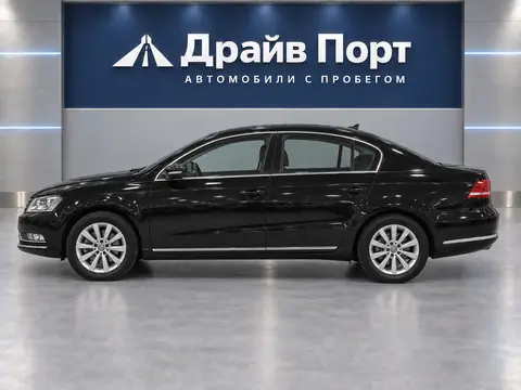 Volkswagen Passat 2012, вид сбоку