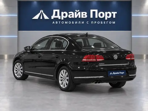 Volkswagen Passat 2012, вид сзади