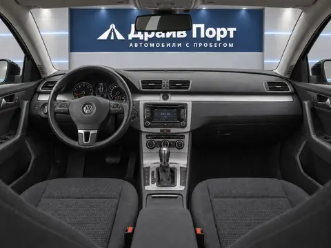 Volkswagen Passat 2012, панель приборов