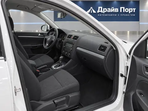 Volkswagen Jetta 2010, салон
