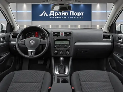 Volkswagen Jetta 2010, панель приборов