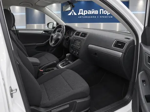 Volkswagen Jetta 2012, салон