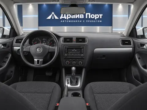 Volkswagen Jetta 2012, панель приборов