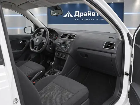 Volkswagen Polo 2016, салон