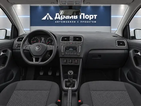 Volkswagen Polo 2016, панель приборов