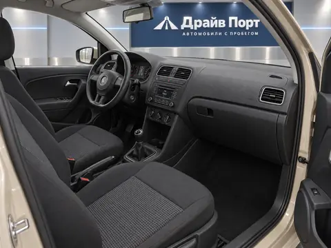 Volkswagen Polo 2015, салон