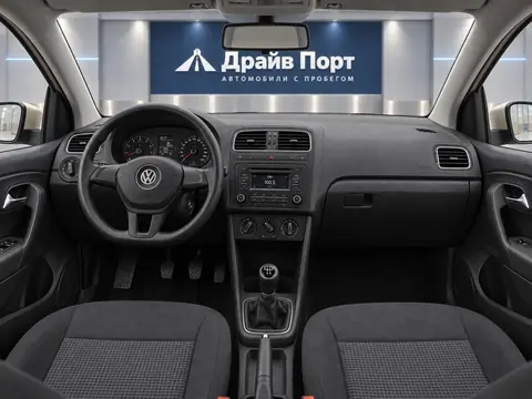 Volkswagen Polo 2015, панель приборов