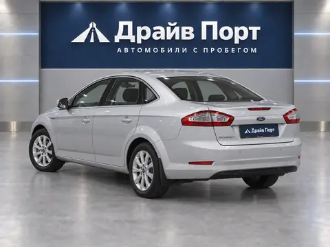 Ford Mondeo 2012, вид сзади