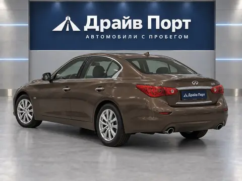 Infiniti Q50 2014, вид сзади
