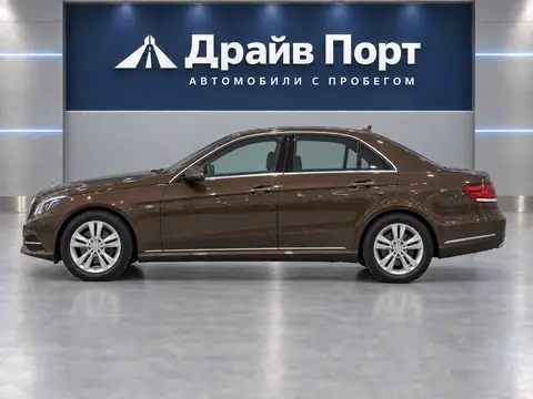 Mercedes-Benz E 300 2013, вид сбоку