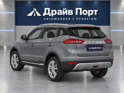 Geely Atlas 2021, вид сзади