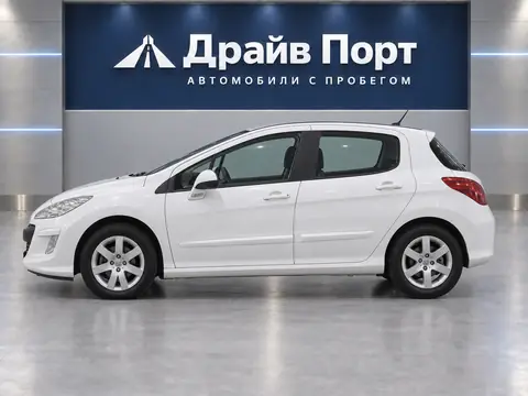Peugeot 308 2008, вид сбоку