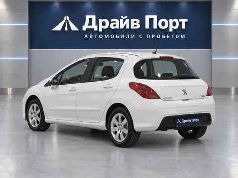 Peugeot 308 2008, вид сзади