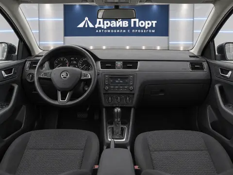 Skoda Rapid 2015, панель приборов