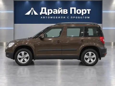 Skoda Yeti 2012, вид сбоку