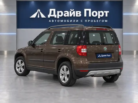Skoda Yeti 2012, вид сзади
