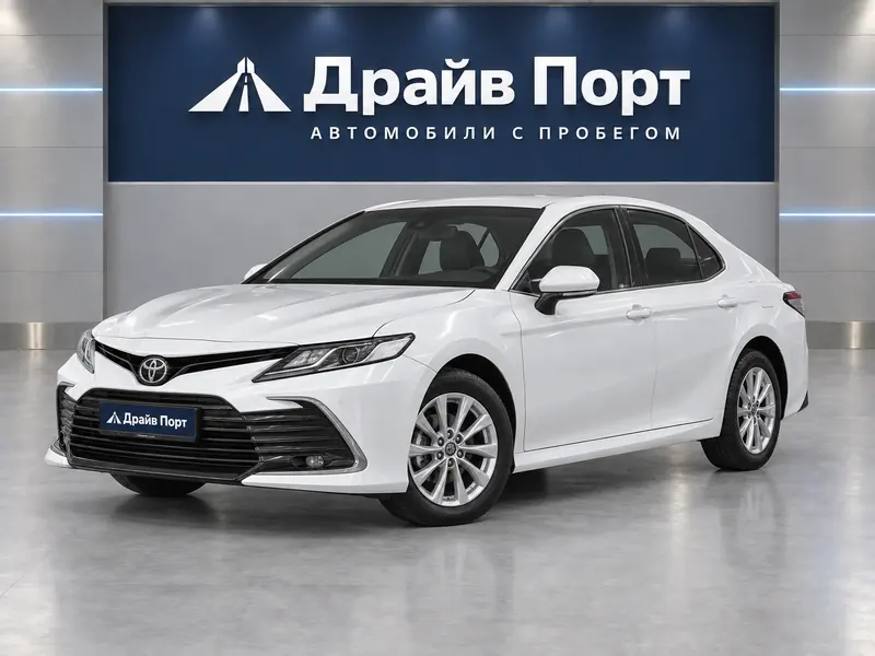 Toyota Camry 2021 — с пробегом, седан, белый, вид спереди