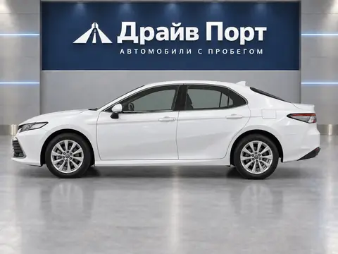 Toyota Camry 2021, вид сбоку
