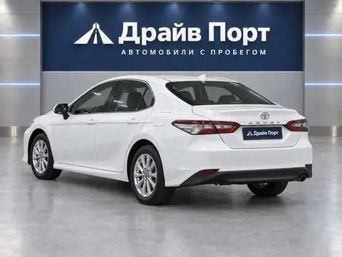 Toyota Camry 2021, вид сзади