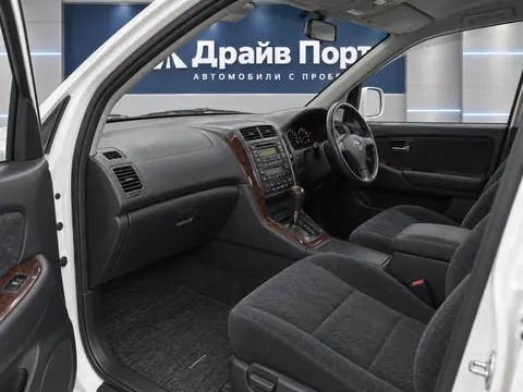 Toyota Harrier 2001, салон