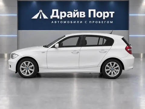 BMW 116i 2008, вид сбоку
