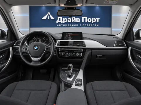 BMW 318i 2015, панель приборов
